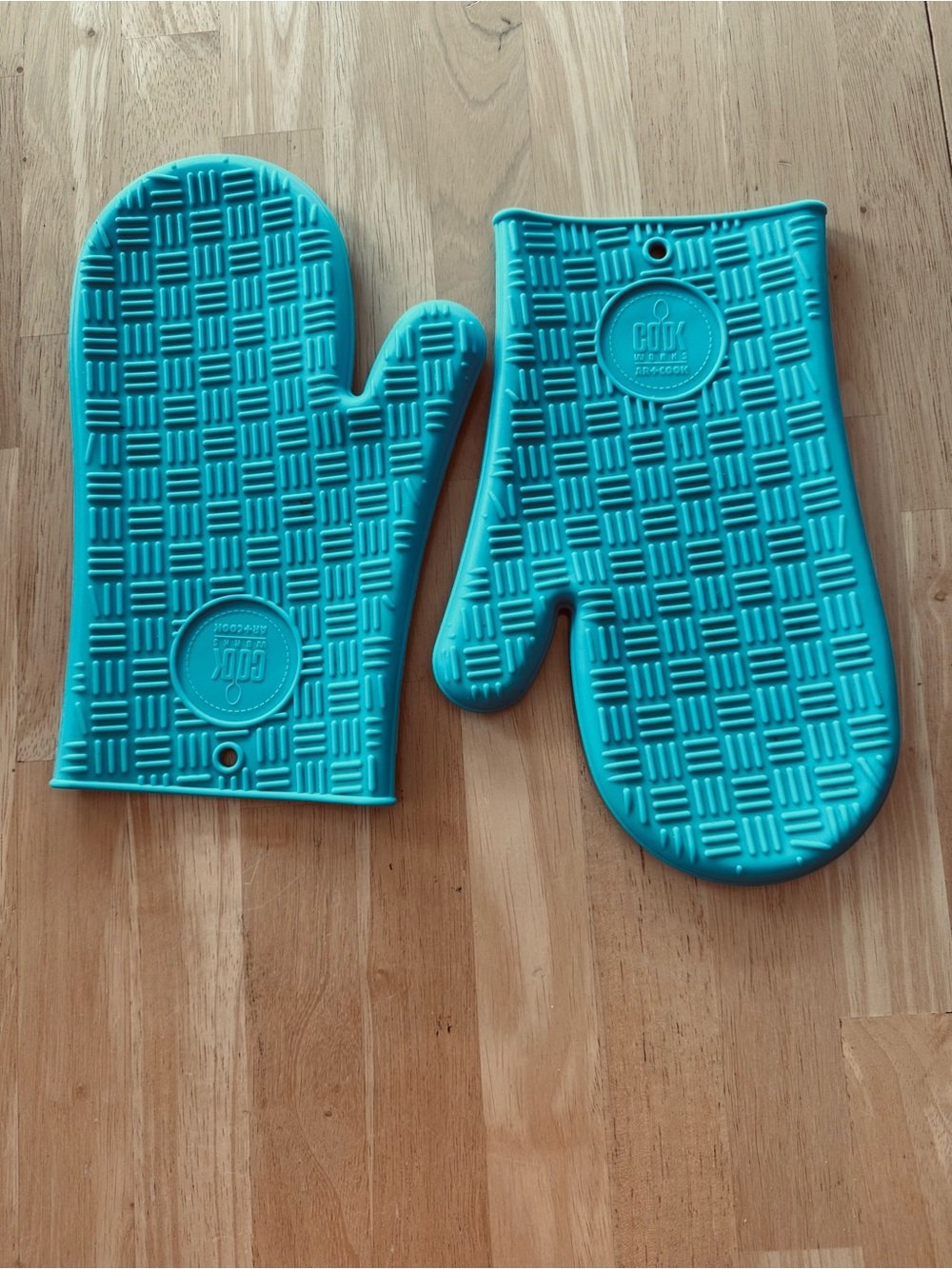Cook Works Art+Cook Turquoise Blue Silicone Oven Mitt Gloves
